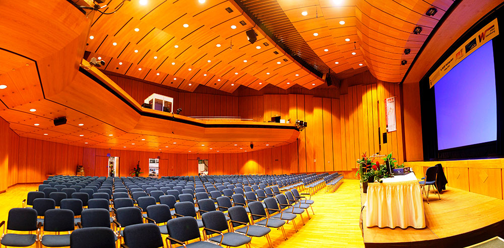Saal Reihenbestuhlung Podium2